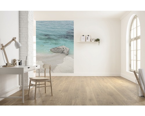 Lichte ruimte met bureau, stoel en fotobehang met strandmotief