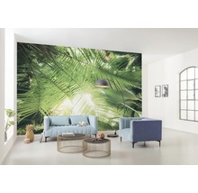 Woonkamer met fotobehang, bank, fauteuil, vloerlamp en salontafels