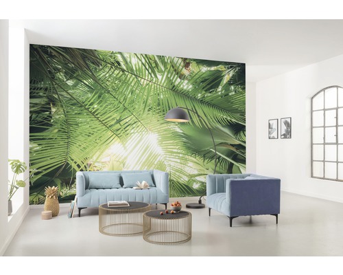 Woonkamer met fotobehang, bank, fauteuil, vloerlamp en salontafels