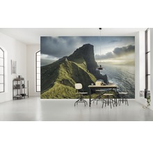 Woonkamer met fotobehang van een berglandschap aan zee