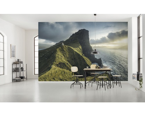 Woonkamer met fotobehang van een berglandschap aan zee