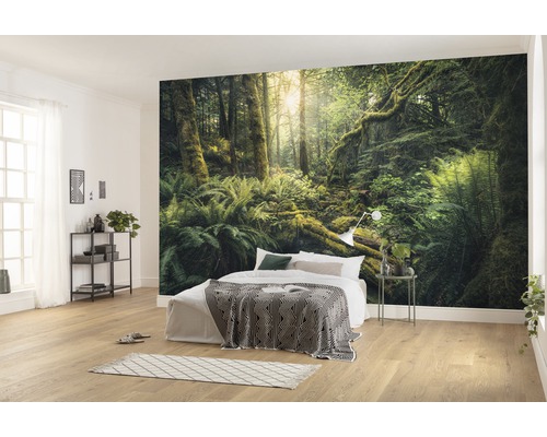 Lichte slaapkamer met een fotobehang dat een bos voorstelt