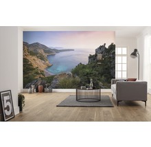 Woonkamer met fotobehang van een kustlandschap