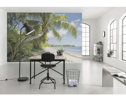 Kantoor met fotobehang van een tropisch strandlandschap, bureau, bureaustoel en vloerlamp