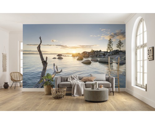 Woonkamer met fotobehang dat een meer bij zonsondergang voorstelt