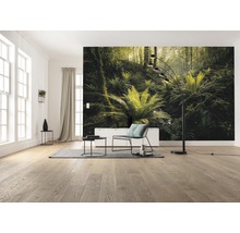 Woonkamer met fotobehang jungle, staande lamp en houten vloer