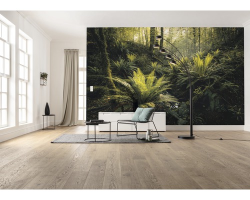 KOMAR Fotobehang vlies SHX9-110 Wanderlust - Stefan Hefele Fjordland Woods 450x280 cm Woonkamer met fotobehang jungle, staande lamp en houten vloer