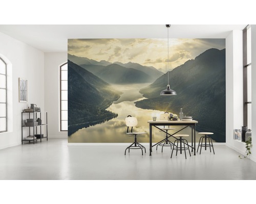 Fotobehang met berglandschap en meer in een lichte kamer.