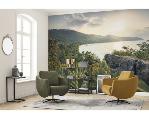 Woonkamer met fotobehang, fauteuils en bijzettafel