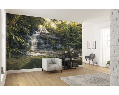 Woonkamer met fotobehang van een waterval, fauteuil en rek