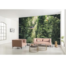 Woonkamer met fotobehang jungle, fauteuil en bank