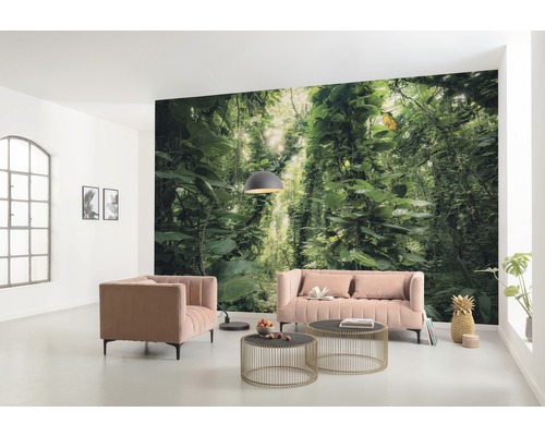 Woonkamer met fotobehang jungle, fauteuil en bank