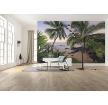 Lichte ruimte met fotobehang van een palmenstrand, ingericht met een stoel, tafel, vloerlamp en tapijt