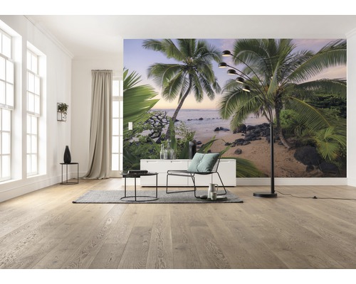 Woonkamer met foto van een strand, stoel en staande lamp