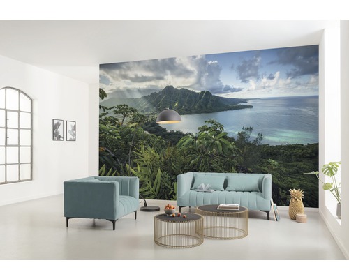 Woonkamer met fotobehang van een tropisch landschap