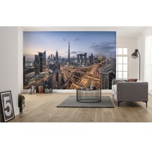 Woonkamer met fotobehang van een stadsgezicht van Dubai met wolkenkrabbers en snelwegen in de nacht