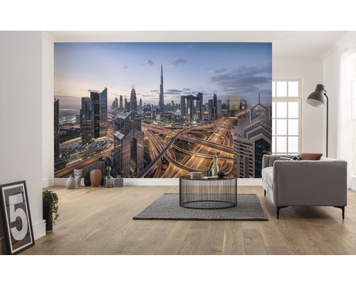 KOMAR Fotobehang vlies SHX9-119 Wanderlust - Stefan Hefele Lights of Dubai 450x280 cm Woonkamer met fotobehang van een stadsgezicht van Dubai met wolkenkrabbers en snelwegen in de nacht