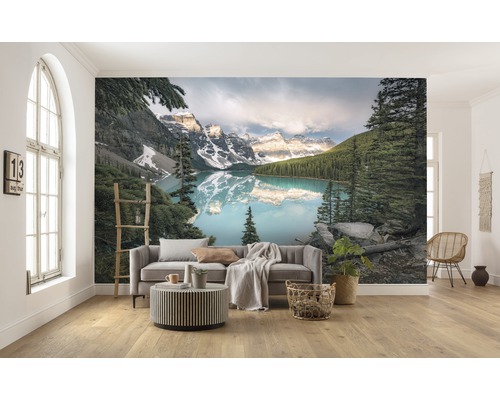 Woonkamer met fotobehang dat een bergmeer en een berglandschap toont