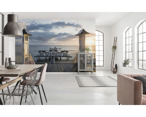 KOMAR Fotobehang vlies SHX9-055 Wanderlust - Stefan Hefele Magical Sellin 450x280 cm Woonkamer met fotobehang Ostseebad Sellin op Rügen