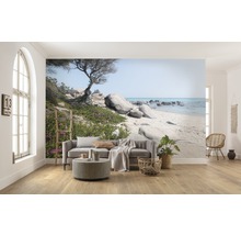 Woonkamer met fotobehang van een rotsachtig kustlandschap