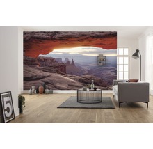Woonkamer met fotobehang rotsbooglandschap