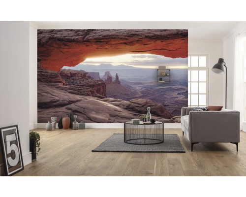 Woonkamer met fotobehang rotsbooglandschap