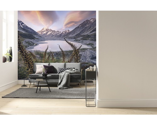 KOMAR Fotobehang vlies SHX9-121 Wanderlust - Stefan Hefele Momentum Mountains 450x280 cm Woonkamer met fotobehang van een berglandschap met meer en bank.