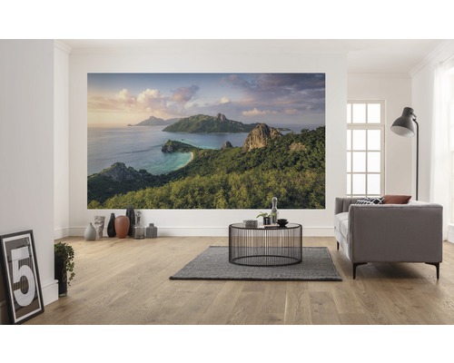 Woonkamer met fotobehang van een tropisch eiland.