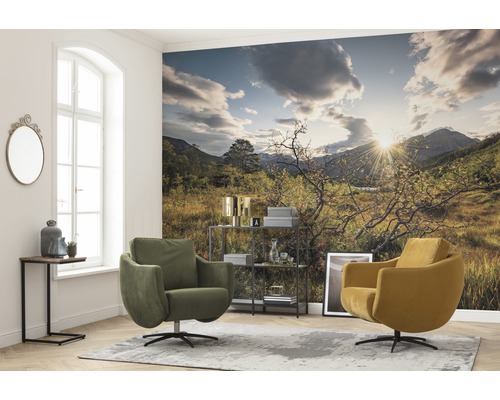 KOMAR Fotobehang vlies SHX9-060 Wanderlust - Stefan Hefele Norwegian Worlds 450x280 cm Woonkamer met landschapsbehang, fauteuils, bijzettafel en rek