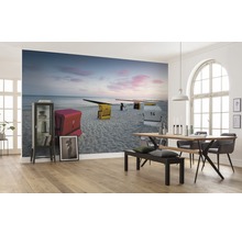 Wanddecoratie met strandstoelen op het strand in een lichte eetkamer.