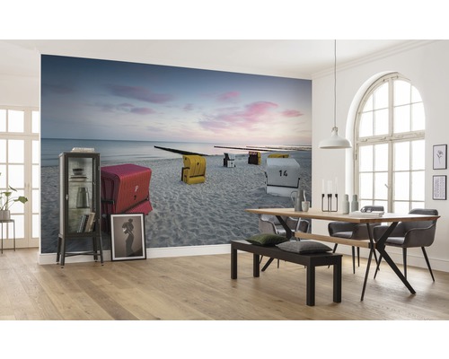 Wanddecoratie met strandstoelen op het strand in een lichte eetkamer.