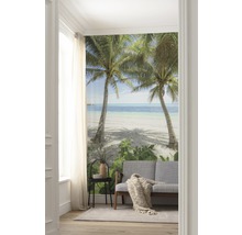 Woonkamer met fotobehang van strand en palmbomen