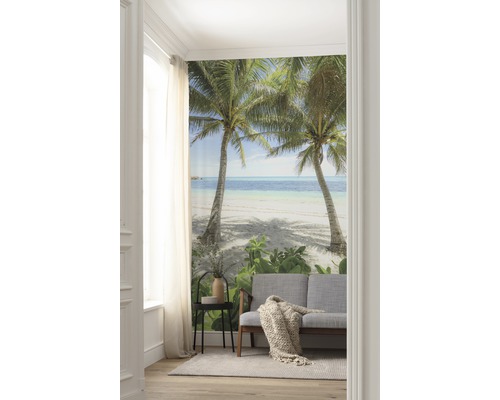 Woonkamer met fotobehang van strand en palmbomen