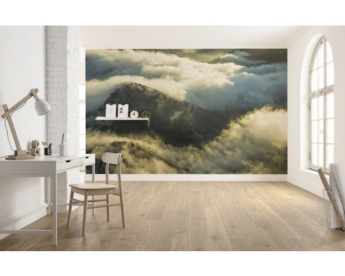 Lichte kamer met bureau, stoel en fotobehang met wolkenmotief