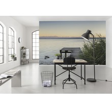 Lichte ruimte met fotobehang met meer, bureau, stoel en vloerlamp