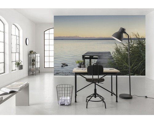 Lichte ruimte met fotobehang met meer, bureau, stoel en vloerlamp