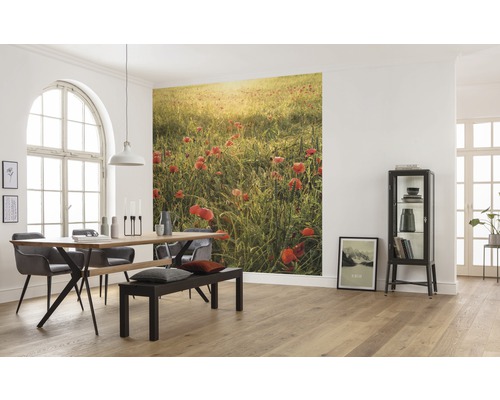 Lichte eetkamer met eettafel, stoelen, zitbank en fotobehang met klaprozenveld
