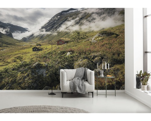Behang met berglandschap, hutten en mist in de woonkamer