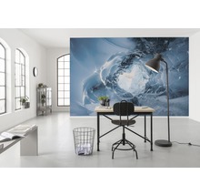 Een helder kantoor met een bureau, een stoel en fotobehang met een ijsgrotthema.