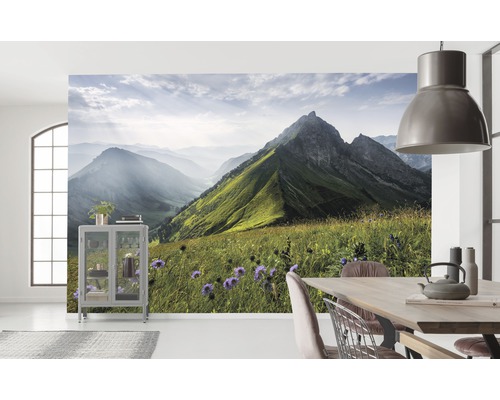 KOMAR Fotobehang vlies SHX9-088 Wanderlust - Stefan Hefele The Green Queen 450x280 cm Woonkamer met behang van een berglandschap, eettafel en vitrinekast