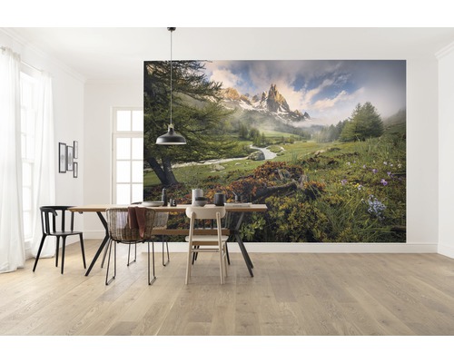 KOMAR Fotobehang vlies SHX8-133 Wanderlust - Stefan Hefele The Last Paradise 400x280 cm Eetkamer met fotobehang van een berglandschap, tafel en stoelen