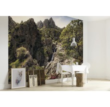 Wandafbeelding met berglandschap en waterval in een heldere eetkamer.