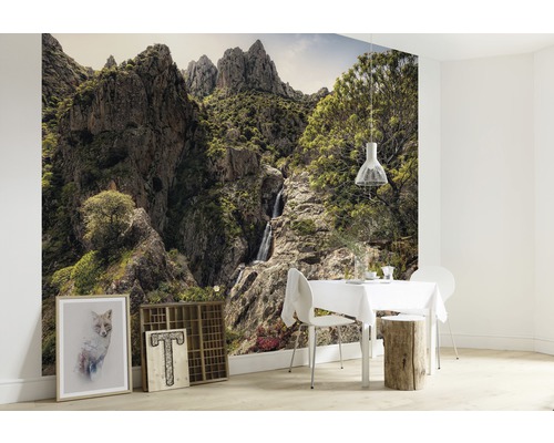 Wandafbeelding met berglandschap en waterval in een heldere eetkamer.