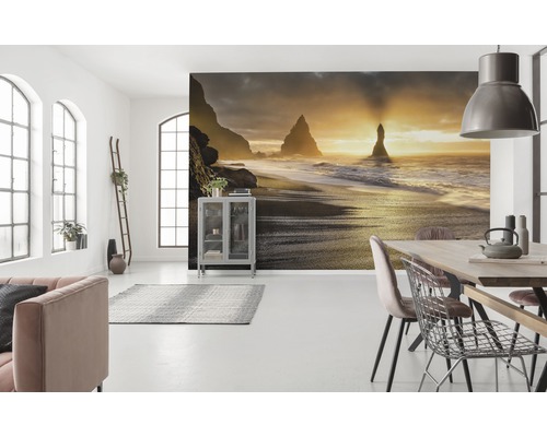 Woonkamer met fotobehang van een strandmotief bij zonsopgang