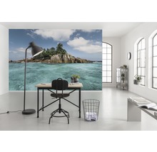 Lichte kamer met een bureau, een stoel en een fotobehang met een tropisch eiland