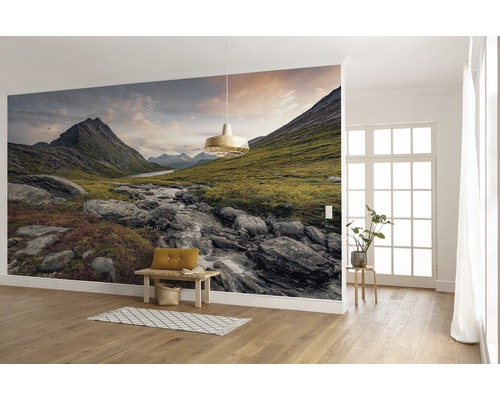 Woonkamer met fotobehang van een berglandschap