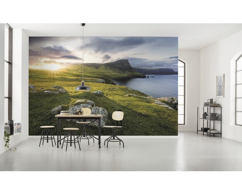 KOMAR Fotobehang vlies SHX9-080 Wanderlust - Stefan Hefele Scottish Paradise 450x280 cm Woonkamer met fotobehang van een kustlandschap, eettafel en stoelen