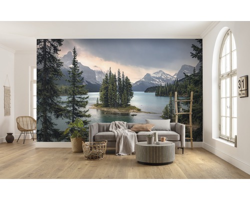 Woonkamer met fotobehang dat een meer, bergen en bomen weergeeft