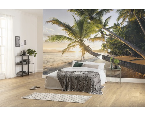 Lichte slaapkamer met fotobehang met strandthema