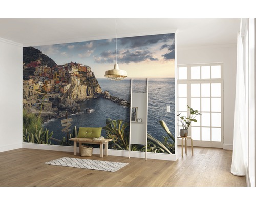 Woonkamer met fotobehang van een kustplaats op een rots